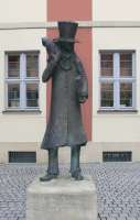 Neben dem Theater in Bamberg steht die Statue des Dichters E. T. A. Hoffmann, der das Werk über sich selbst erzählen lässt.  © Andreas Praefcke / Wikipedia