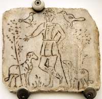Das Vieh hat auch im Christentum eine Bedeutung. Auf dem Stein aus dem 4. Jhdt. wird Jesus als sHiIrte einer Schafherde dargestellt. Gefunden wurde das frühchristliche Kunstwerk in der Therme des Diokletian in Rom.  © wikipedia