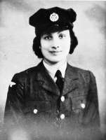 SOE-Agentinnen in Frankreich Noor Inayat Khan, Codename Madeleine. Die Tochter eines Sufi-Predigers wurde 1914 in Moskau geboren und 1944 in Dachau ermordet. Das Foto ist 1943 entstanden. © gemeinfrei