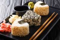 Onigiri mit Sesam: Kollegin Ashikawa bringt gern Süßes ins Büro. © ab-in-den-urlaub.de Onigiri mit Sesam: Kollegin Ashikawa bringt gern Süßes ins Büro. © ab-in-den-urlaub.de
