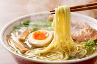 Ramen, die Nudelsuppe mit allerlei Einlagen, ist ein gern verzehrter Export aus Japan. © ab-in-den-urlaub.de