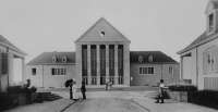 Das Festspielhaus in der Grtenstadt Hellerau,1913. .Als Bildungsanstalt für Rhythmik 1911 nach den Virsionen von Émile Jaues-Dalcroze erbut, ist heute Sitz von Hellerau – Europäisches Zentrum der Künste.© gemeinfrei, Fotograf unbekannt
