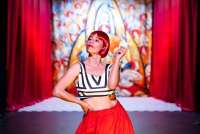 Boglárka Börcsök tritt als Elsa von Freytag-Loringhoven auf.