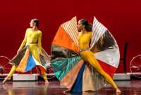„Travelogue“: Tanz, Ton, Ausstattung agieren gleichberechtig nebeneinander. Merce Cunningham wollte es so.
