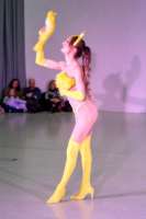 Die Burlesque-Tänzerin, abgerichtet um das Publikum zu unerhalten. Die Burlesque-Tänzerin, abgerichtet um das Publikum zu unerhalten.