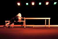 Das Verschieben von Tischen und Bänken ist ein Teil der energetischen Performance. Das Verschieben von Tischen und Bänken ist ein Teil der energetischen Performance.