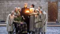 Filmausschnit aus „L’urgence d’agir“ von David Mambouch,dem Sohn von Maguy Marin. © David Mambouch