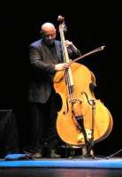 Der bekannte britische Komponist und Kontrabassist Gavin Bryars, 83, begleitet das Finale von „May B“.
