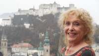 Carolee Schneeberg 2015 in Salzburg, wo 2025 / 2016 eine umfassende Ausstellung ihrer Werke im Museum der Moderne stattgefunden hat. . Foto Andy Archer.