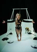 In Erinnerung an die Carolee Schneeberg (1939–2019): SilkeGrabinger im Stringkostüm. In Erinnerung an die Carolee Schneeberg (1939–2019): SilkeGrabinger im Stringkostüm.