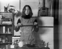 Martha Rosler: „Semiotic in the Kitchen“. Videokopie, © Sammlung Generali Foundation Dauerleihgabe am Museum der Moderne Salzburg