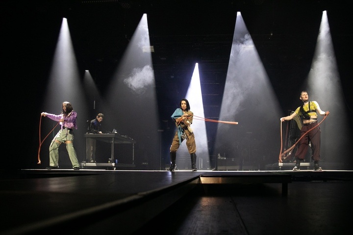 Bruna Diniz, Marta Navaridas und Matteo Haitzmann in Bewegung.