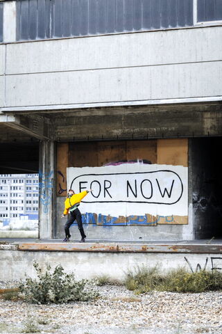 Ouverture.  „For Now“ – Finale: „The End“