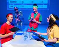 Noch liegt kein Haar in der Suppe. Simon, Desi, Maitane bereiten sich auf den Wettbewerb vor. Moderator Kajetan lauscht im Hintergrund..