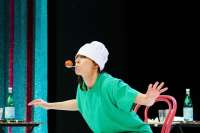 Beim Eierlauf müssen alle ihre Balance bewahren. Köchin Desi ist auch Tänzerin und erobert alle Punkte.