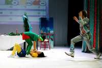 Kndidatinnen und Kanditat sind aus ader Rolle gefallen, geißen kratzen, würden.  Der Moderator muss eingreifen u