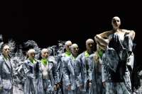 Nezu den gesamten Abend ist die ganze Company von TanzLinz auf der Bühne.