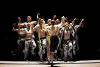 Die Menge auf der Bühne  ist meist aggressiv und böse, nur manchmal sürfen Menschen und Monster auch fröhlich sein.