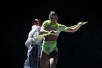 De Männer mit Waffen fuchtelnd in unkleidsamen Kostümen.