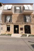 der Autor erzählt seinen Roman. die fiktiven Figuren, ein Orofessor und ein junger Mann, Rocco, verbringen einen Urlaub auf Mallorca. © tripadvisor.at