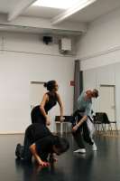 Lea Karnutsch, Giorgia Scisciola, Eva-Maria Schaller bauen eine Skulptur.