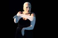 Tanzen ist ihr Leben: Susanne Kirnbauer bewegt sich auch im Alter noch auf der Bühne. Foto :Alexi Pelekanos