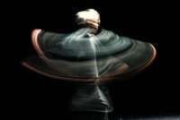 In den Wolken bewegt Nacera Belaza ihre Compagnie. Foto: lucanlx