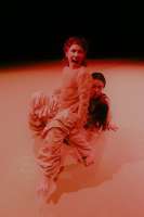 Hanna Schaar und Céline Weigt, unterstützt von Anna Nagl, zeigen einen schmerzhaften Befreiungskampf.