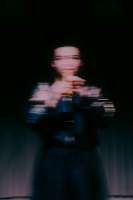 In „Favez“ erzeugen Blicke in die Vergangenheit verschwommende Bilder. (Flötenaratistin Sophie Renger)