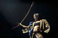 Bruna Dini,im Piratenkostüm wirft das Lasso.