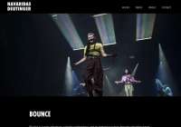 Im Bühnennebel lässt das Licht mythische Räume entstehen. Matteo Haitzmann im Vordergrund, dahinter Marta Navaridas, im Hintergrund Eduardo Raon mit seiner Harfe.