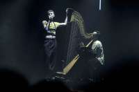 In der Ruhepause singt Matteo Haitmann eine Ballade, begleitet vom Harfenisten Eduardo Raon.