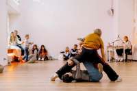 Seit der ersten durational performance kommen die Studentinnen der Akademie der bildenden Künste, sitzen am Rand und halten ihre Eindrücke mit dem Stift fest.