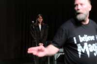 Nach dem Blitz: Der Kurze ist repariert, Lichtdesigner Martin Schwab zeigt die Notausgänge für den Notfall.