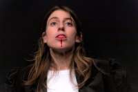 Eben war sie noch ein Pferd im Schlafzimmer, schon ist sie ein Vampir mit blutigem Mund.