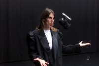 Die Moderatorin hat den Nutzen eins Mikrofons noch nicht erkannt.