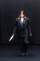 Der harmlose Unerhaltungsfilm ist gekippt. Mord liegt in der Luft.