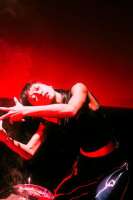 Schmerzen, die tief as dem Körper kommen. im mystischen Licht von Sveta Schwin.