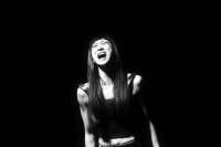 Performance erlaubt alles: tanzen, turnen, sprechen und auch singen.