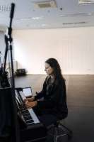 Rozi Mákó,am Piano, spielt ganz im Einklang mit den mit dem gesamten künstleriscdhen Kollektiv.
