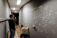 Regression: Wä#nde beschmieren sonst nr Kinder. Kein Problem, die Wand ist bald dem Bagger zum Opfer gefallen.