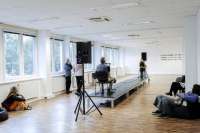 Aldo Gianotti im Gespräch, auch ein Teil der Performance-Installation.