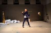 Frans in seinem Element. Links warten noch einige Pakete mit Requisiten, die Frans für seine Erinnerungsmomente benötigt.