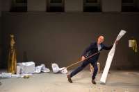 Jeder „alte weiße, hetersexuelle Mann“ (Selbsbezechnung Frans Poelstra) braucht einen Stock, um die Blance zu halten.