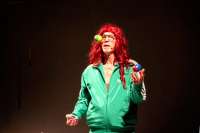 Der Performer ist als Jongleur eher minderbegabt.