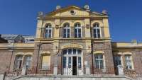 In Nue St. Marx, 1030 Wien, steht ein Gebäude. Es wartet darauf, ein Ort zu werden, dann zieht das brut ein. Adresse: Karl-Farkas-Gasse 18.