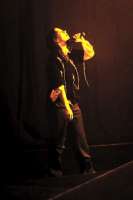 „No Place Like Home“: Auf der Bühne versucht Malika Fankha, Licht ins Dunkel der Familiengeheimnisse zu bringen.