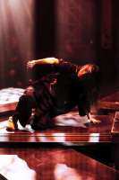 Auch die Körper der Performrinnen sprechen, erzählen vom Schmerz der Übergriffe.