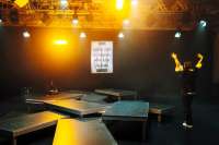 Immer wieder schweigen die Performerinnen, geben dem Publikaum Zeit und Raum zum Nachdeken. Immer wieder schweigen die Performerinnen, geben dem Publikaum Zeit und Raum zum Nachdeken.