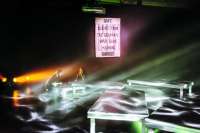 Durch Sound und Licht entsteht eine beklemmende Atmosphäre im Raum. Durch Sound und Licht entsteht eine beklemmende Atmosphäre im Raum.